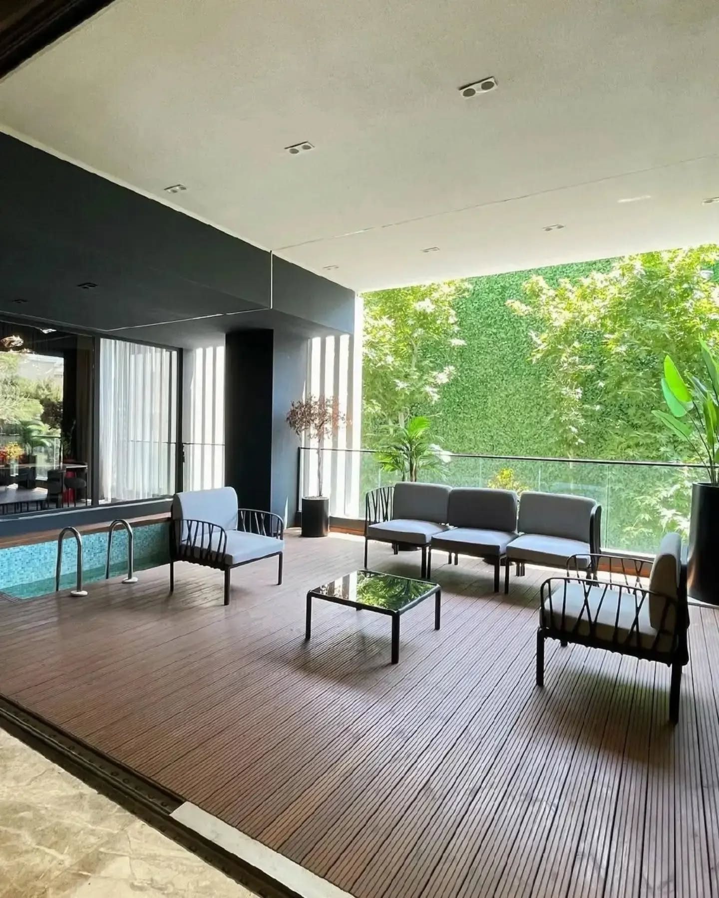 تراس گاردن لاکچری دلباز با استخر خصوصی