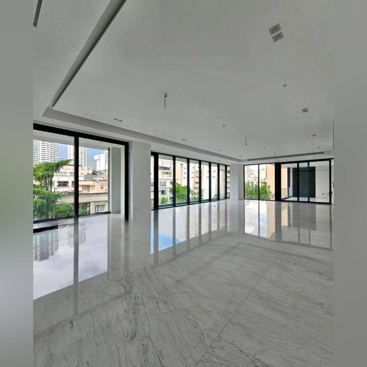 سالن پذیرایی وسیع، جایی که هر دورهمی لوکس‌تر به نظر می‌رسد