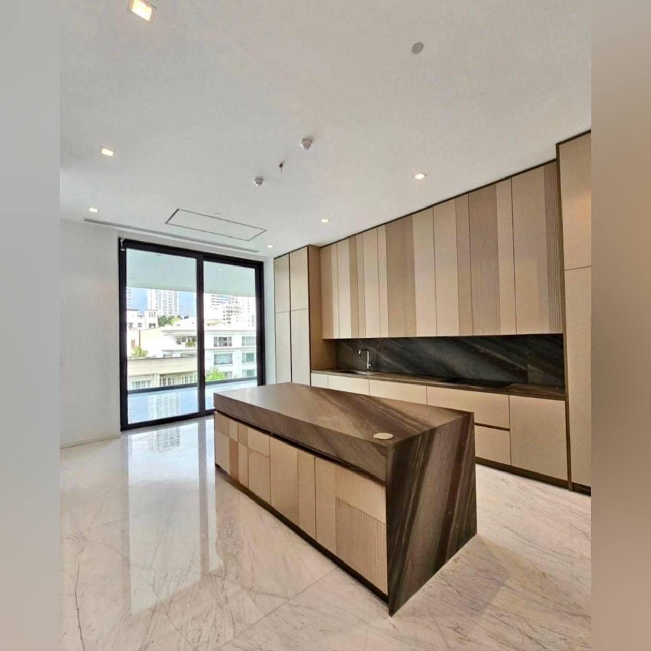 نور طبیعی، فضای باز، و تجهیزات مدرن، ترکیبی الهام‌بخش برای خلق خوشمزه‌ترین لحظات آشپزخانه است