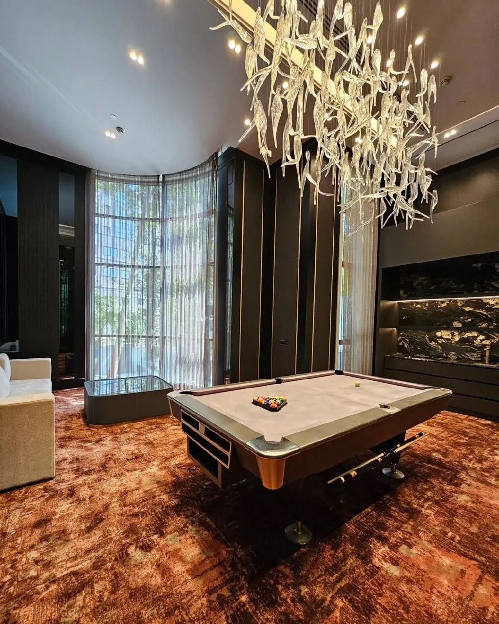 اتاق بیلیارد با لوستر مجلل