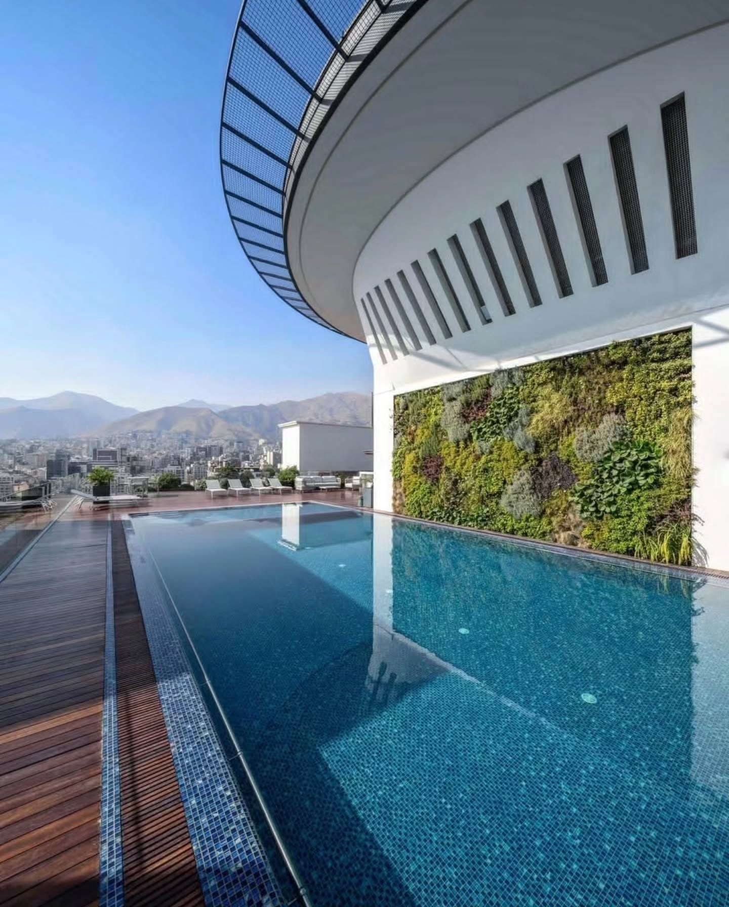استخر لوکس با چشم انداز شهر