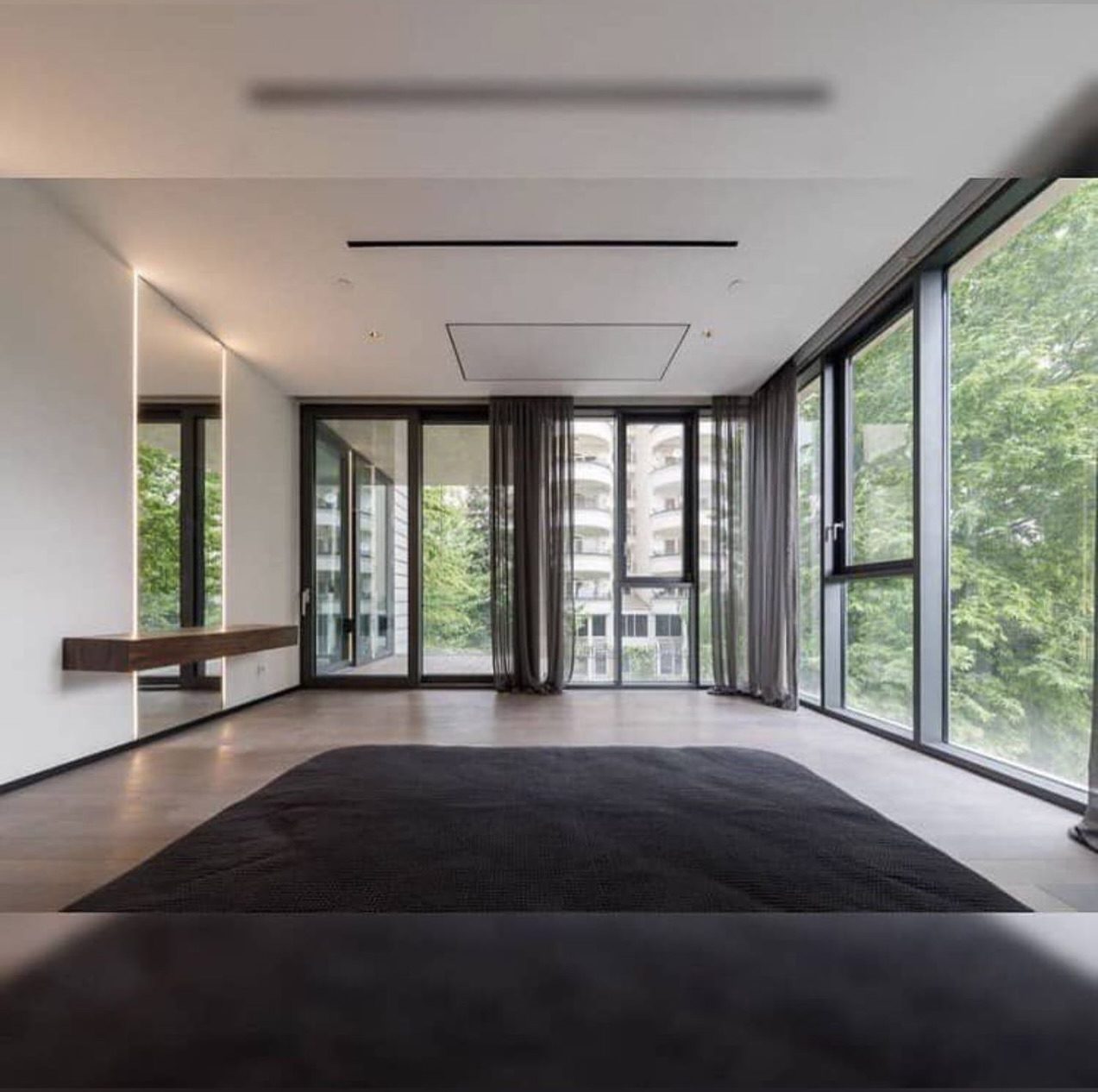 اتاق نشیمن با نورگیر عالی و طراحی مدرن