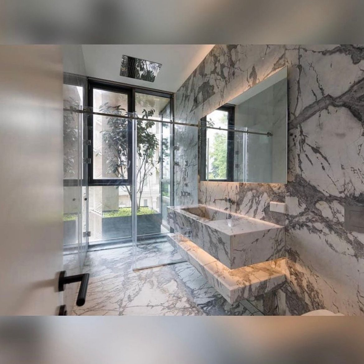 حمام لاکچری با سنگ‌های مرمرین